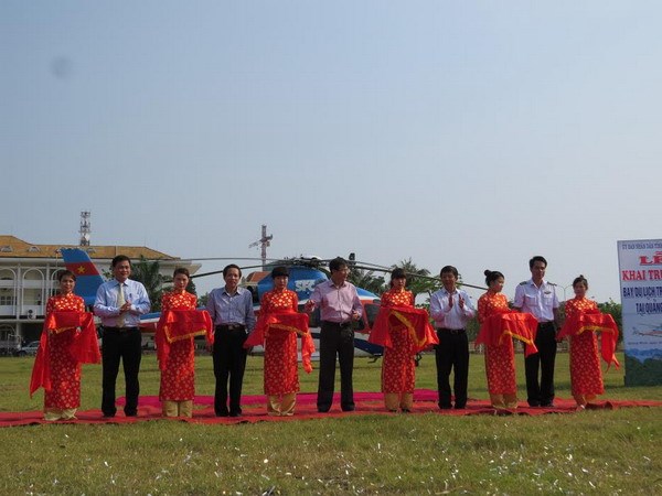 Cắt băng khai trương dịch vụ bay du lịch trực thăng ở Quảng Bình. 
